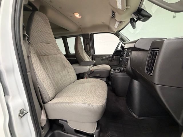 Certified 2025 GMC Savana 3500 LT w/ LT Preferred Equipment Group RWD image 21