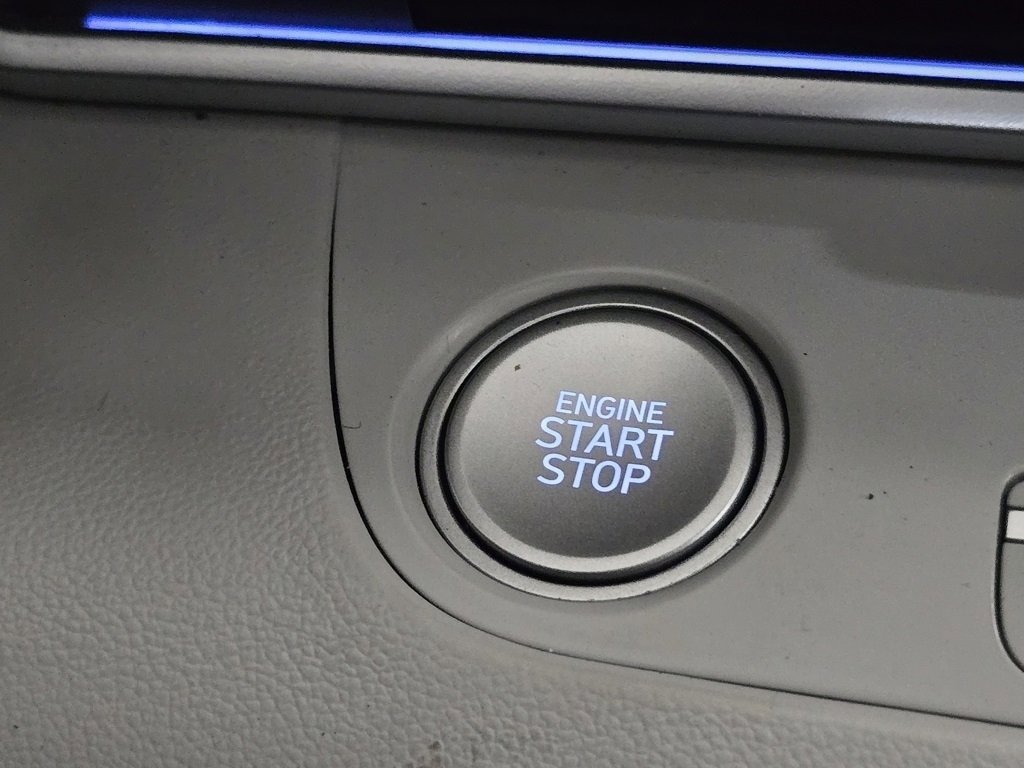 Used 2024 Hyundai Elantra Limited image 31