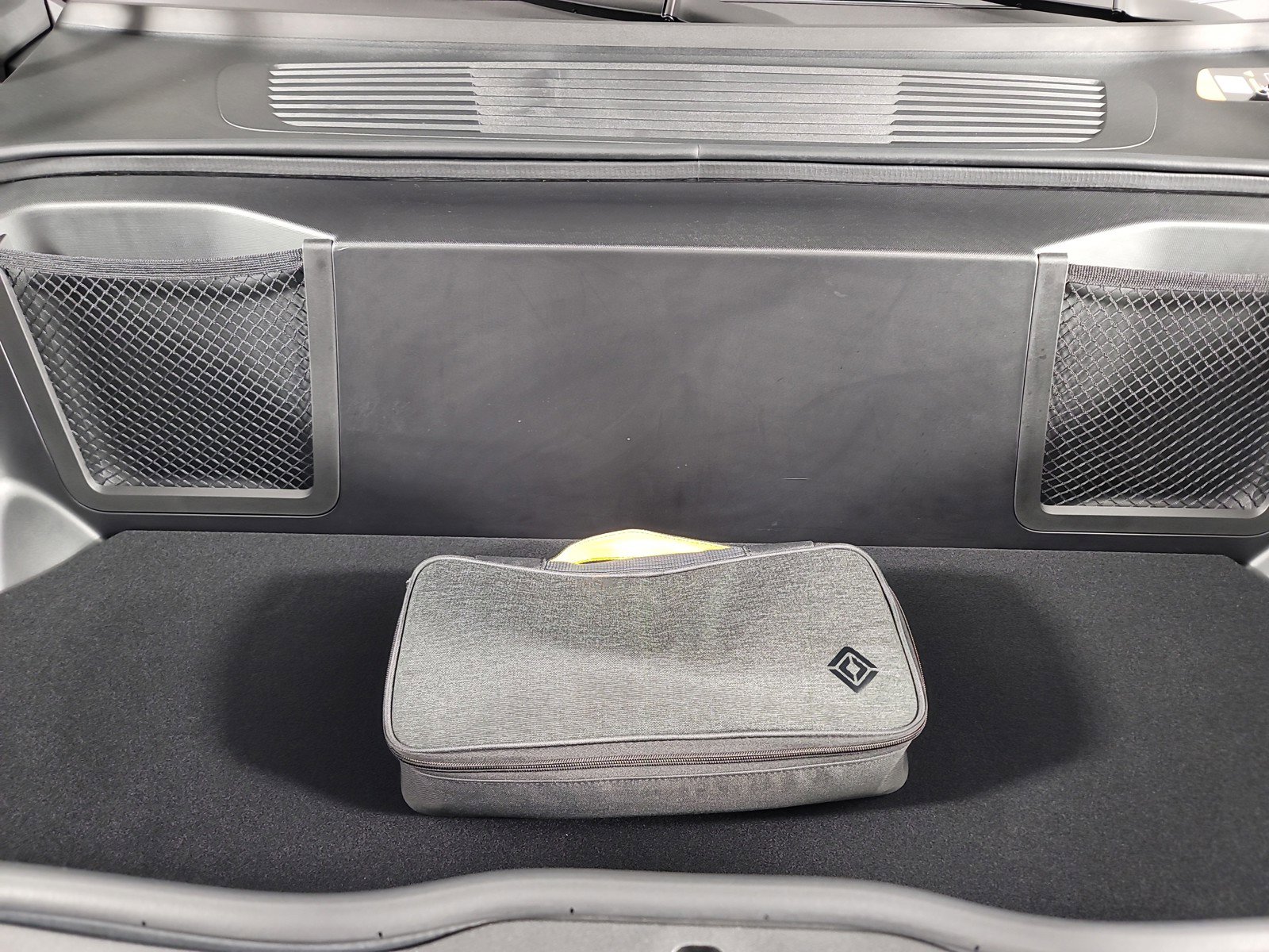 Used 2025 Rivian R1S Premium image 14