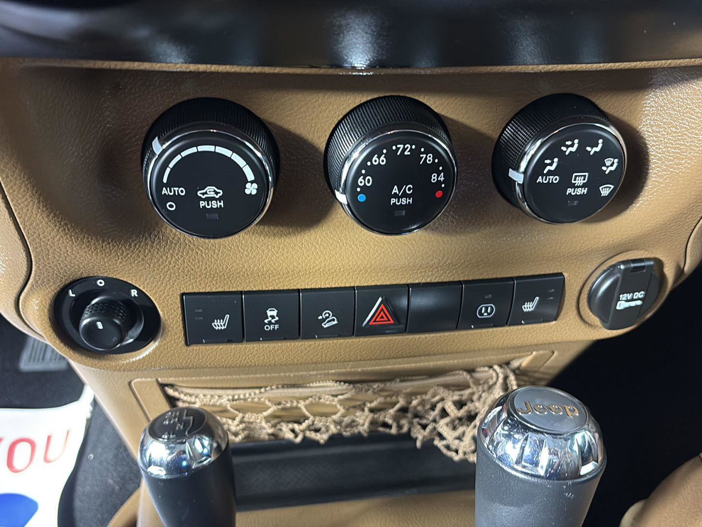 Used 2015 Jeep Wrangler Unlimited Sahara w/ Connectivity Group image 27