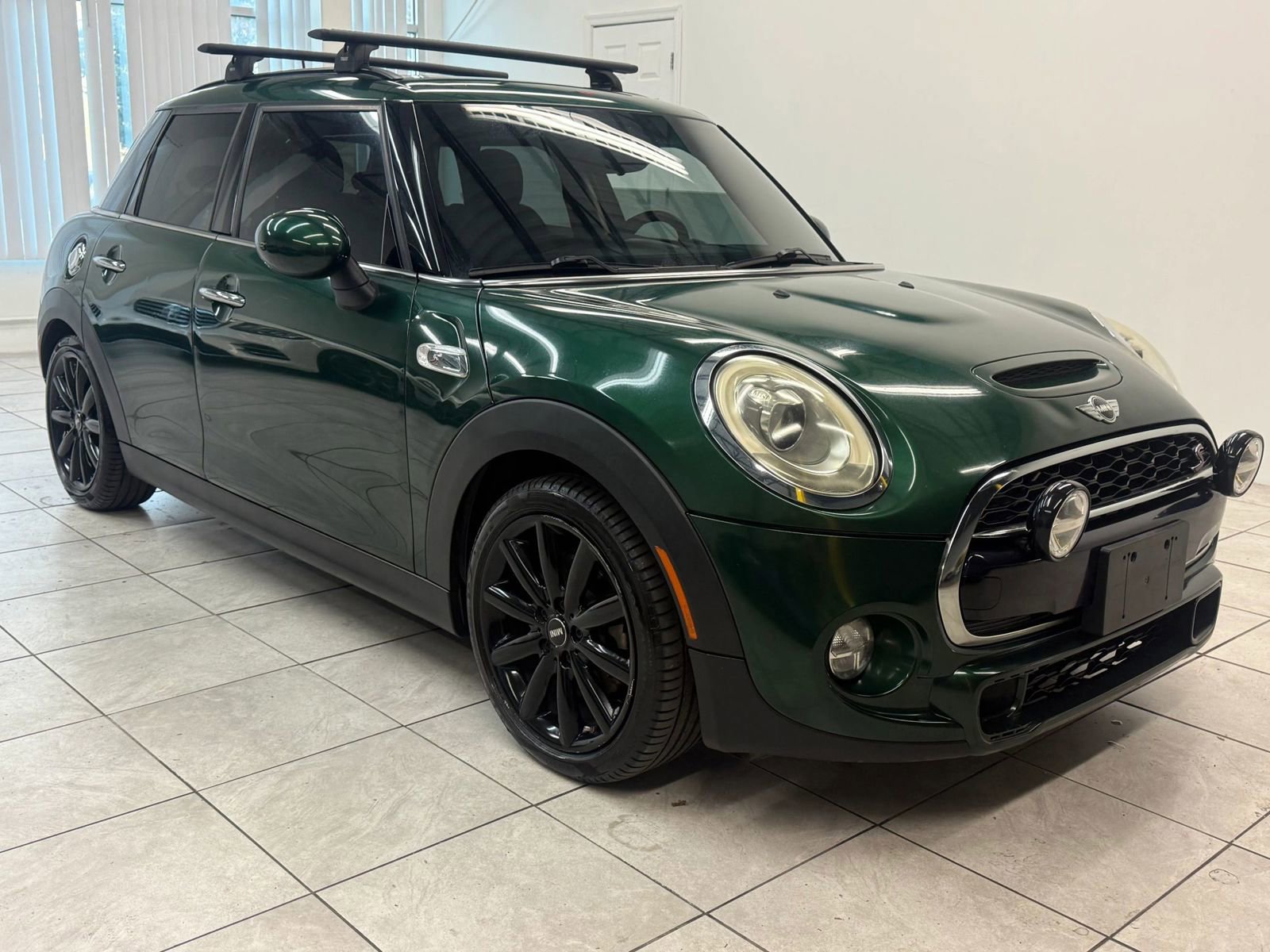 Used 2016 MINI Cooper S image 1