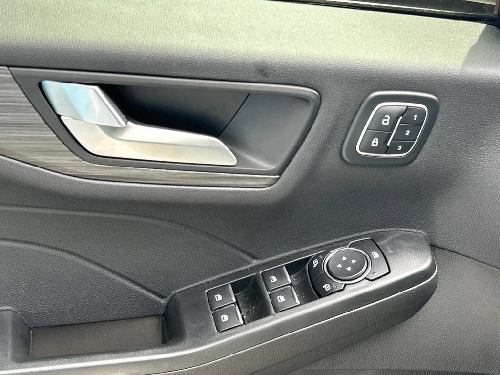 Used 2023 Ford Escape Platinum AWD/4WD image 18