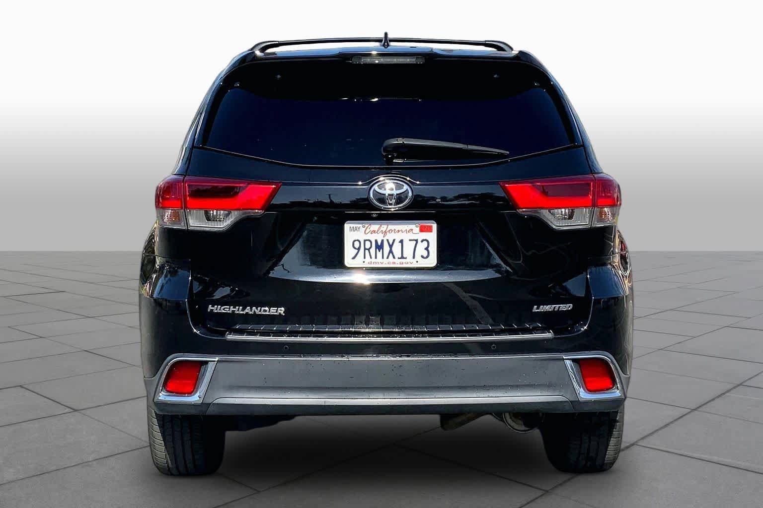 Used 2018 Toyota Highlander Limited FWD image 3
