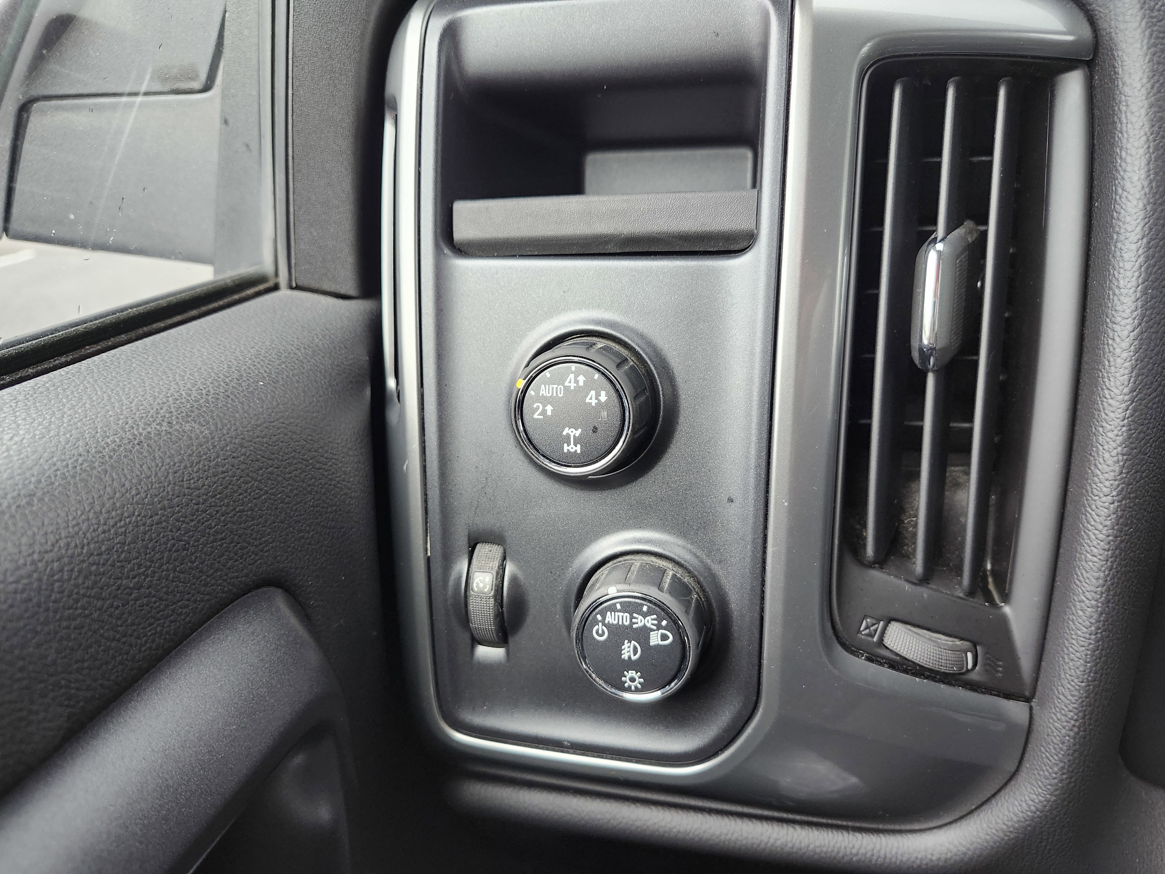 Used 2015 Chevrolet Silverado 1500 LT AWD/4WD image 9
