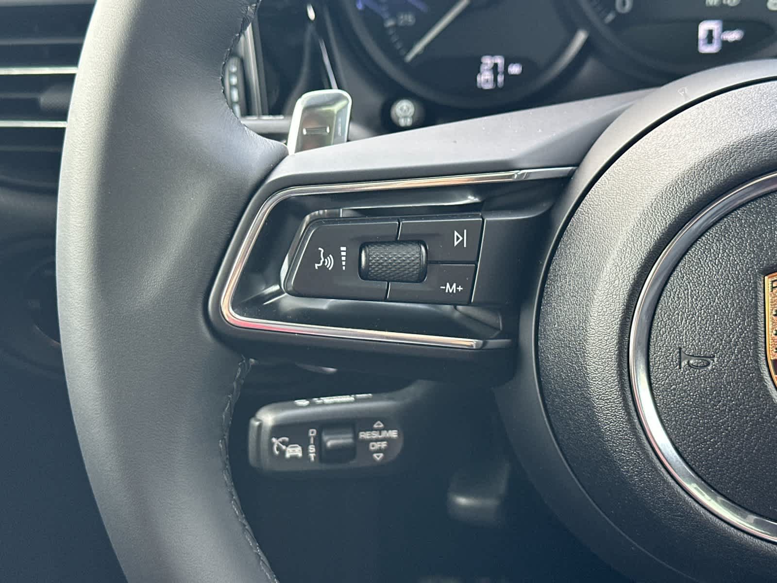 Certified 2025 Porsche Macan AWD/4WD image 27