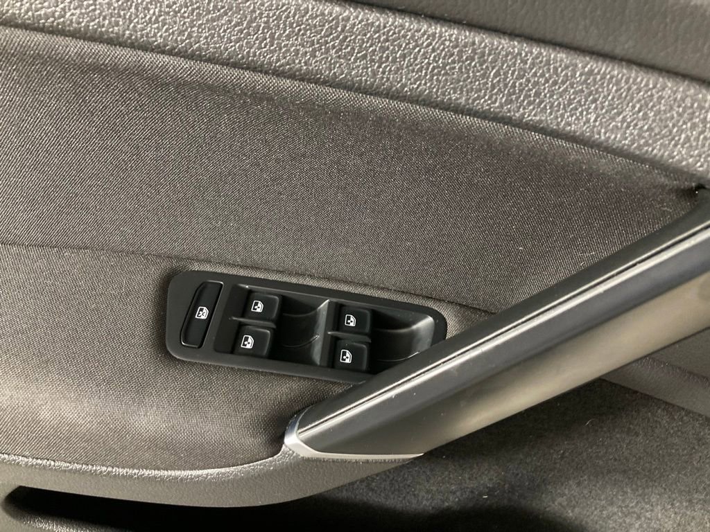 Used 2018 Volkswagen Golf S image 12