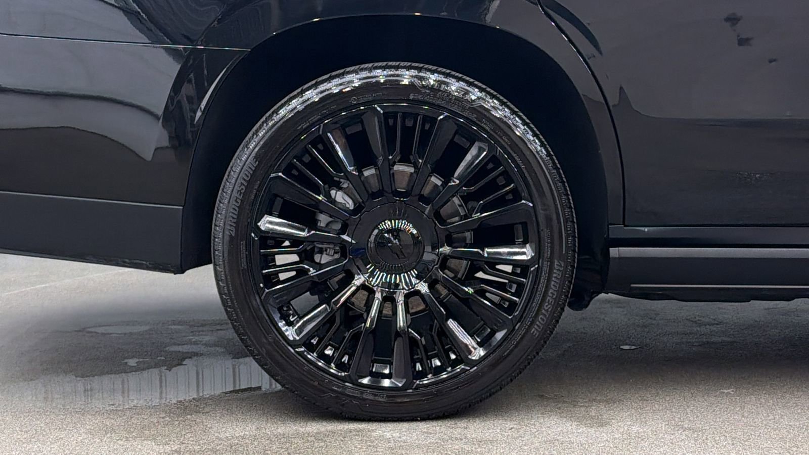 Used 2025 Chevrolet Tahoe High Country AWD/4WD image 11