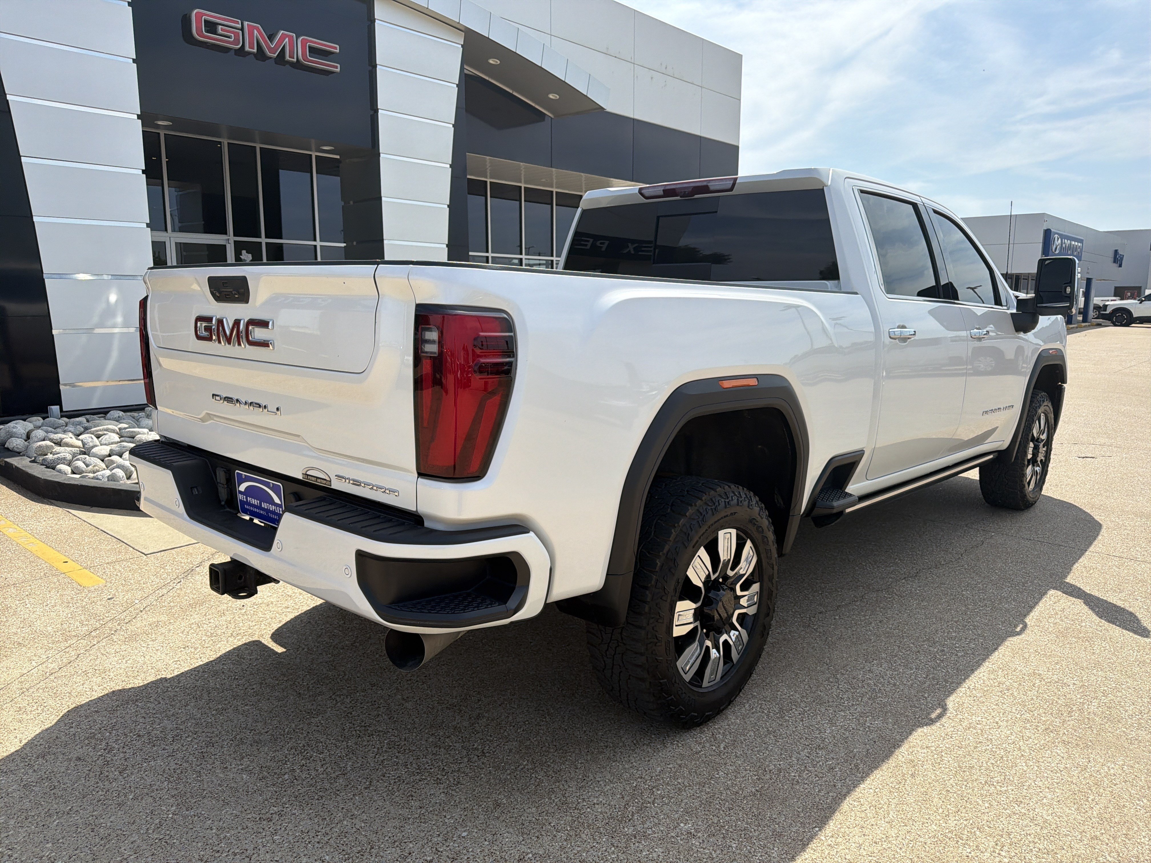 Used 2024 GMC Sierra 2500 Denali w/ Denali Reserve Package AWD/4WD image 3