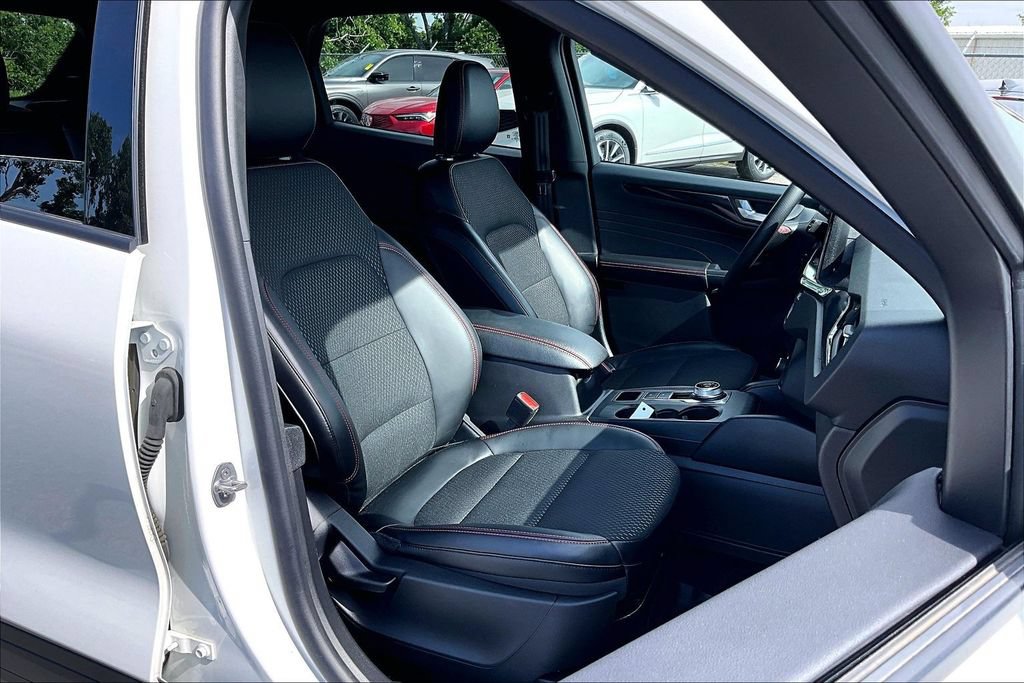 Used 2025 Ford Escape ST-Line w/ Tech Pack #1 FWD image 9