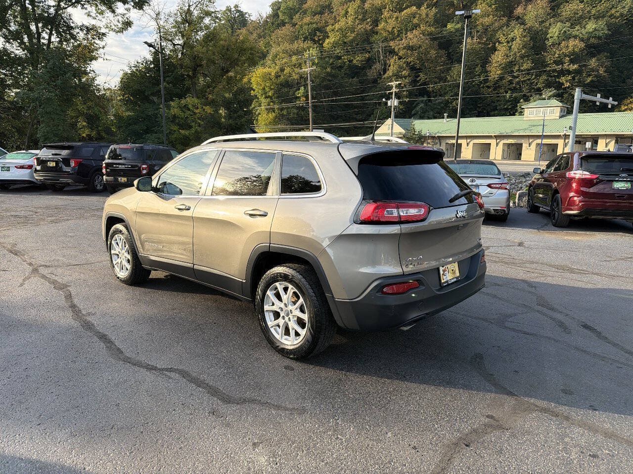 Used 2016 Jeep Cherokee Latitude w/ Cold Weather Group AWD/4WD image 6