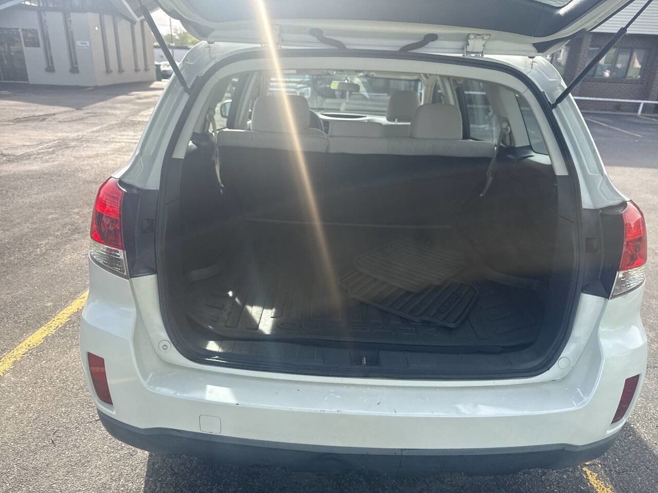 Used 2014 Subaru Outback 2.5i AWD/4WD image 9