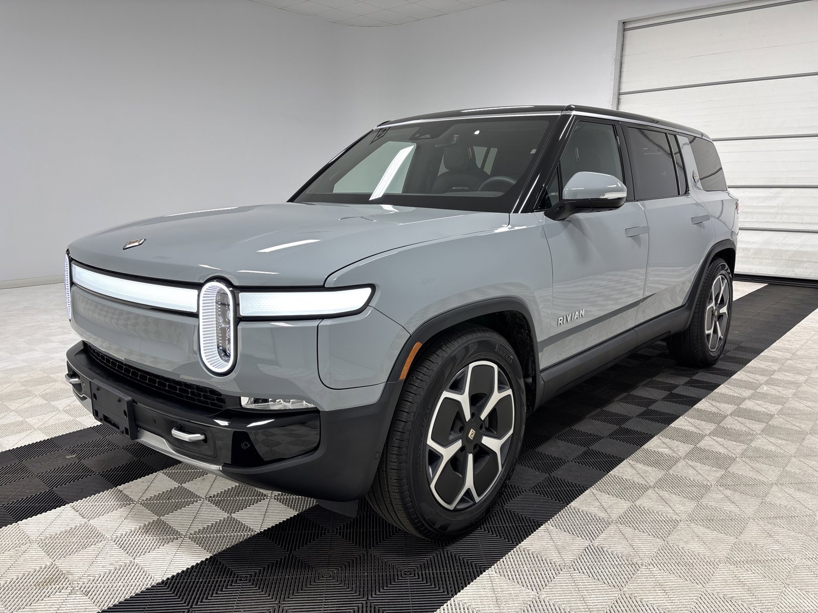 Used 2024 Rivian R1S Adventure AWD/4WD image 1