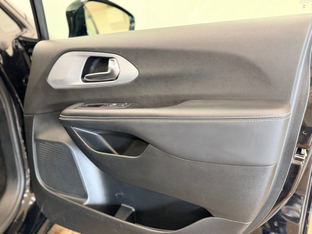 Used 2025 Chrysler Pacifica Limited FWD image 16