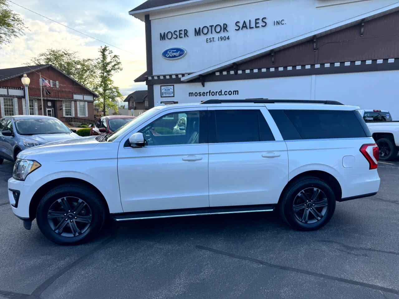 Used 2019 Ford Expedition Max XLT w/ Equipment Group 202A AWD/4WD image 17