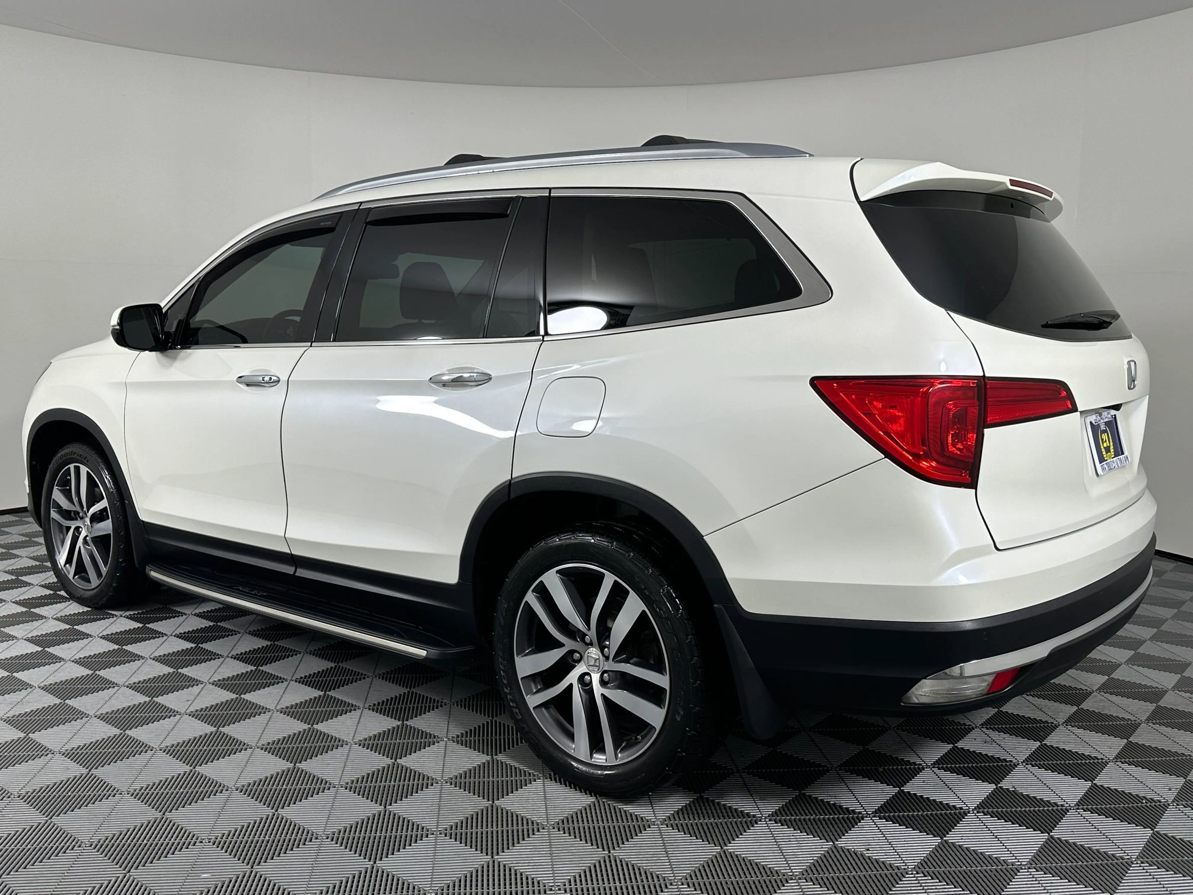 Used 2017 Honda Pilot Touring image 8