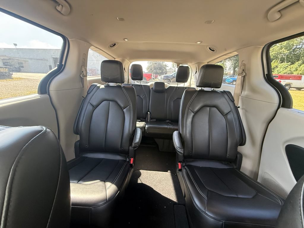 Used 2023 Chrysler Pacifica Touring-L FWD image 19