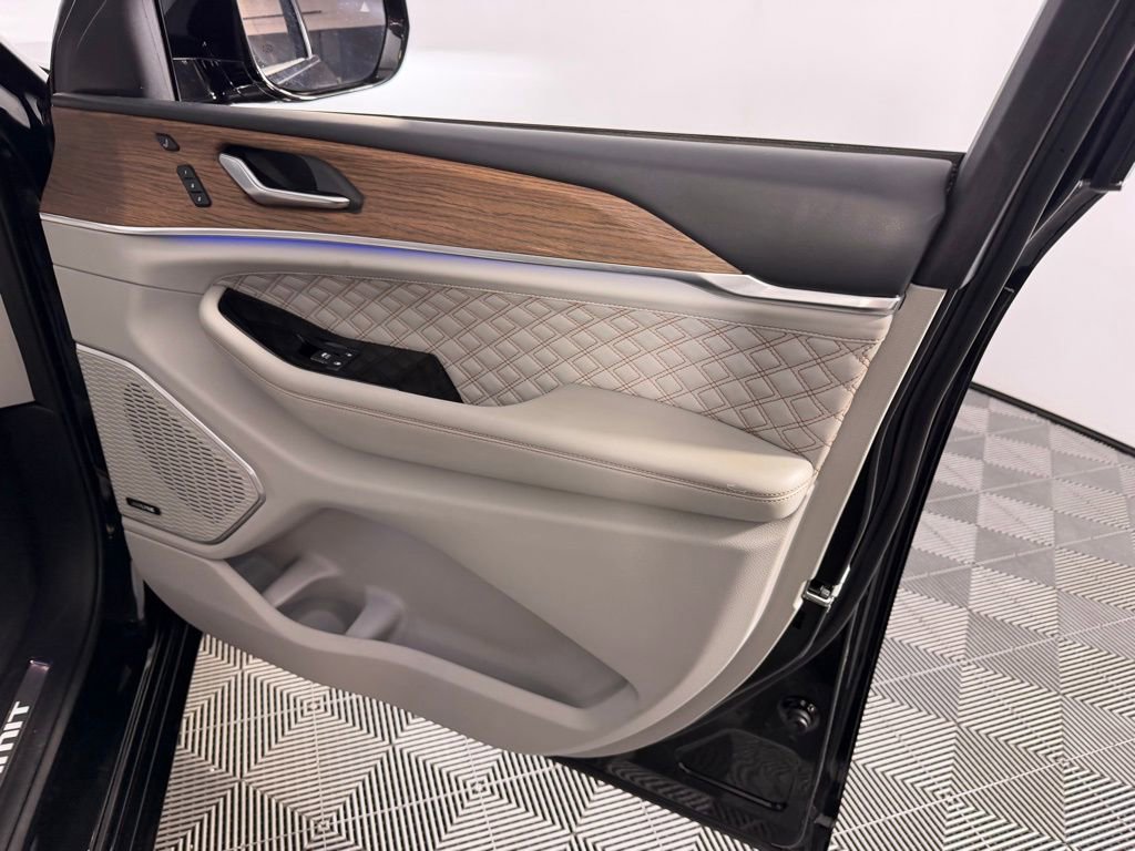 Used 2021 Jeep Grand Cherokee L Summit w/ Advanced Protech Group IV AWD/4WD image 31