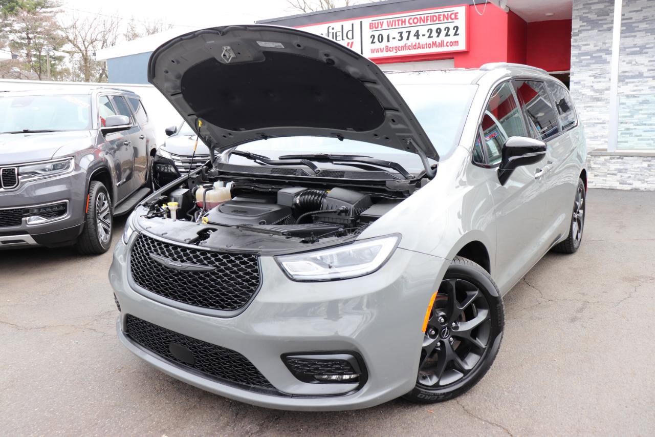 Used 2025 Chrysler Pacifica Limited image 57