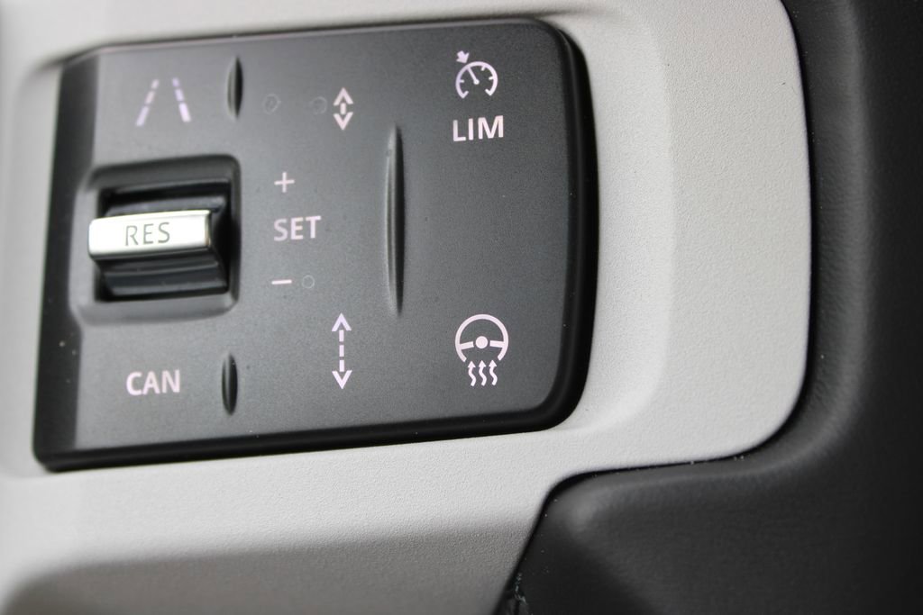 Used 2025 Land Rover Defender 110 X-Dynamic SE AWD/4WD image 34