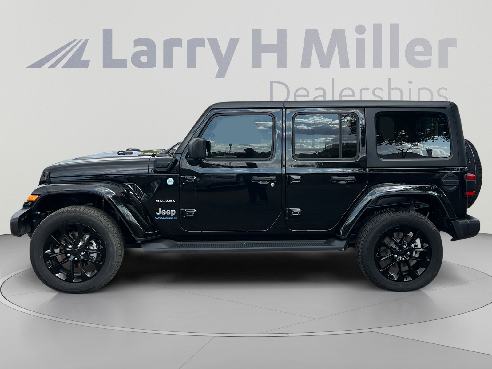 Used 2023 Jeep Wrangler Unlimited Sahara w/ Cold Weather Group AWD/4WD image 2