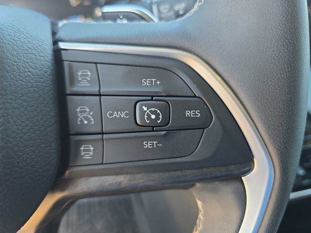 Used 2024 Jeep Grand Cherokee Limited w/ Black Appearance Package image 17