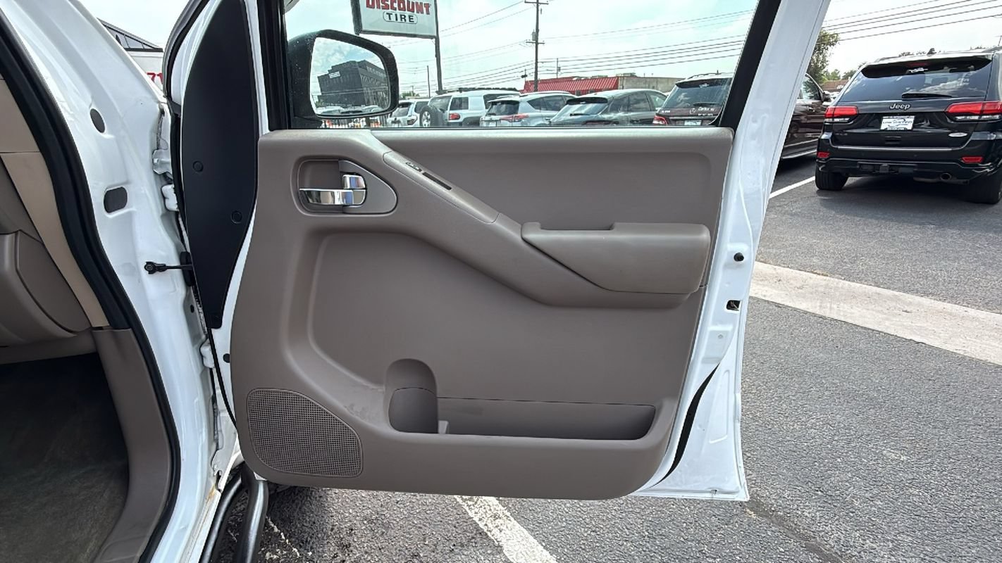 Used 2012 Nissan Frontier SV w/ SV Premium Utility Pkg AWD/4WD image 18