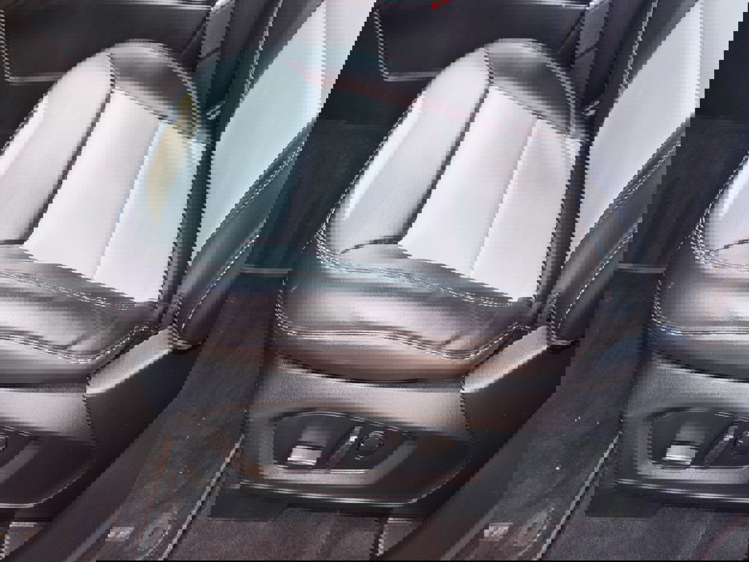 Used 2022 Ford Explorer XLT w/ Equipment Group 202A image 13