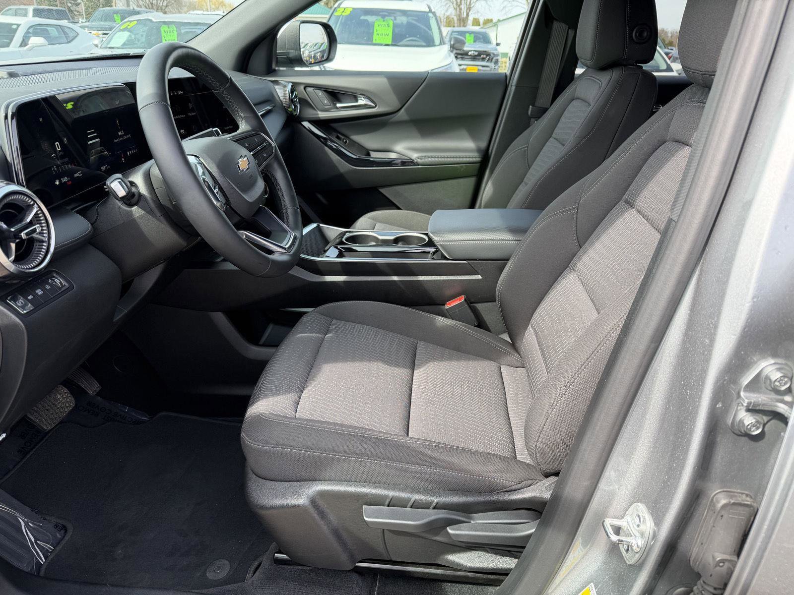 Used 2025 Chevrolet Equinox LT w/ Safety and Technology Package image 11