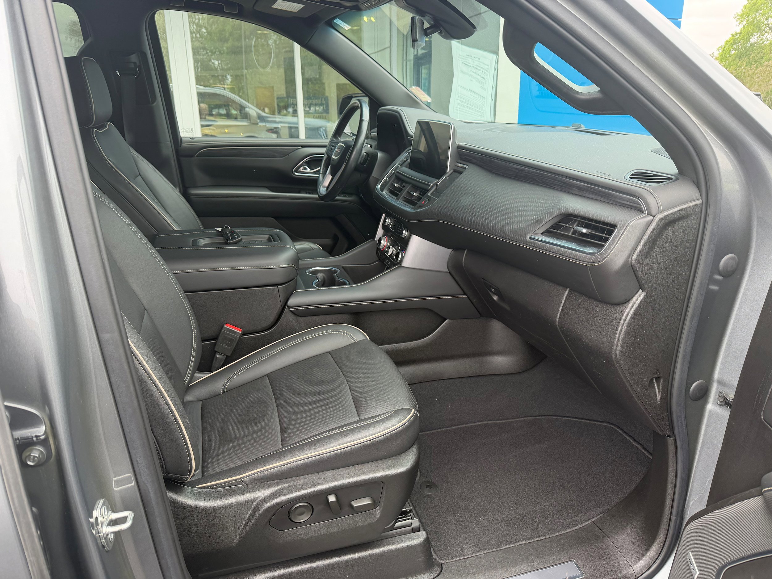 Used 2021 GMC Yukon XL SLT w/ SLT Premium Package AWD/4WD image 5