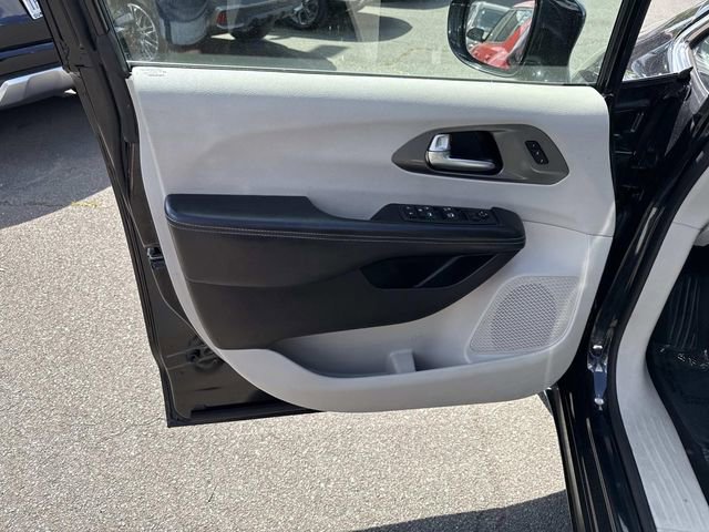 Used 2022 Chrysler Pacifica Touring-L image 13