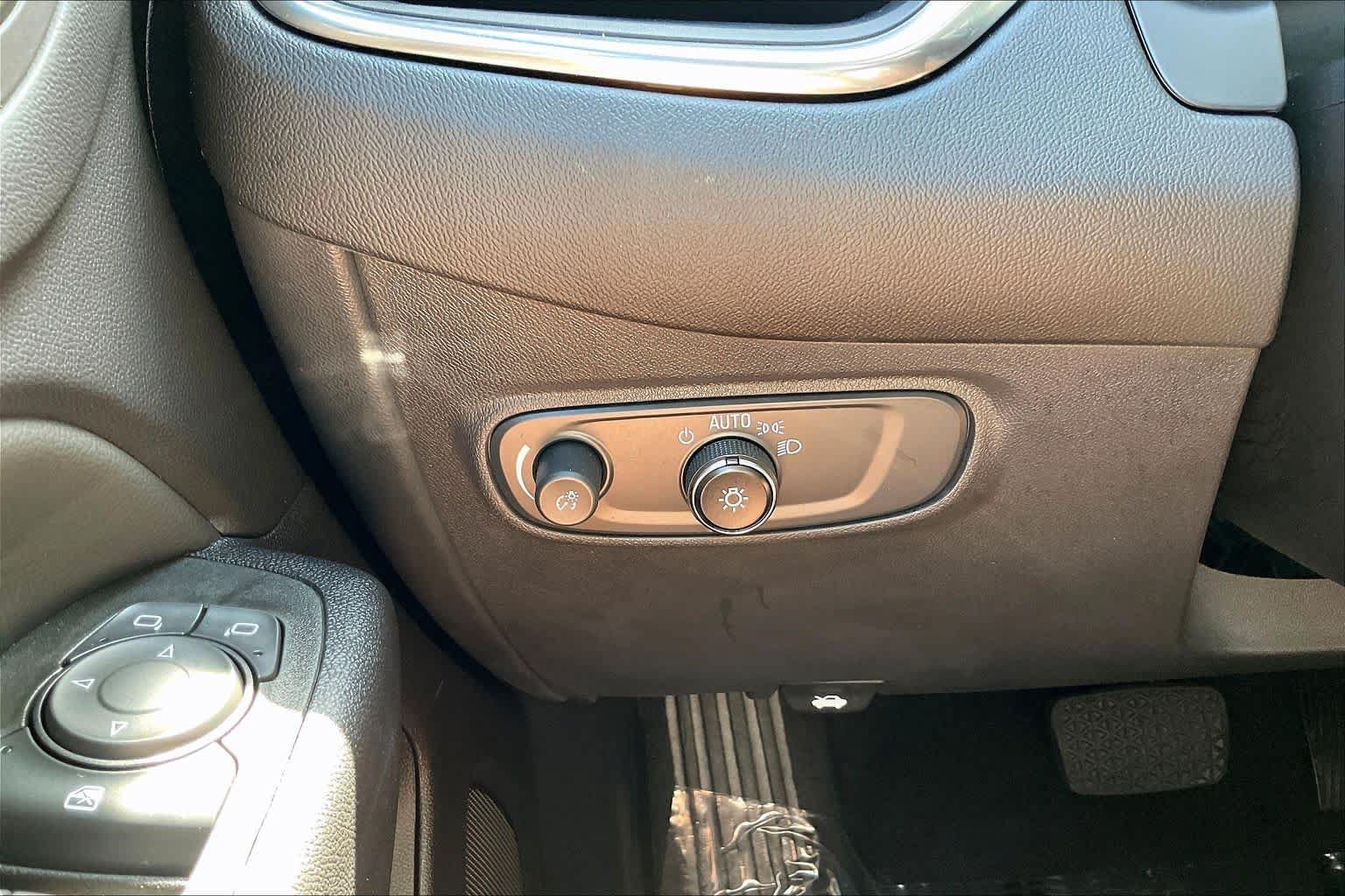 Used 2024 Chevrolet Equinox LT FWD image 32