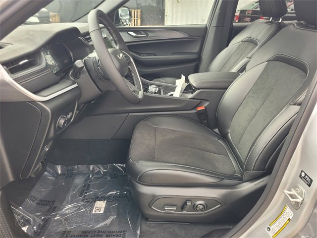 New 2025 Jeep Grand Cherokee Altitude image 4