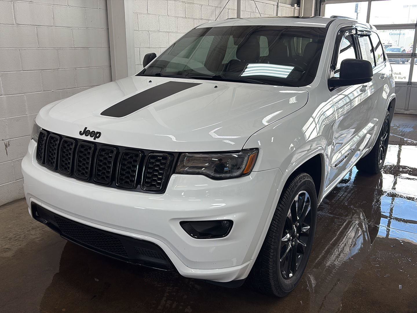 Used 2020 Jeep Grand Cherokee Altitude AWD/4WD image 39