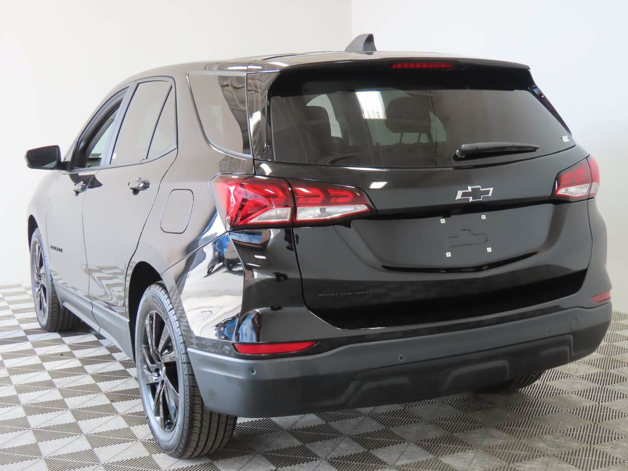 Used 2024 Chevrolet Equinox LS w/ LS Convenience Package FWD image 3