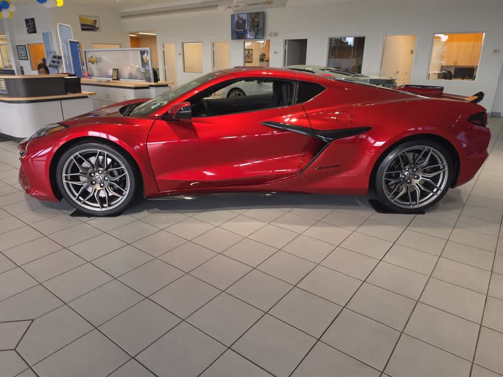 Used 2024 Chevrolet Corvette Z06 RWD image 2