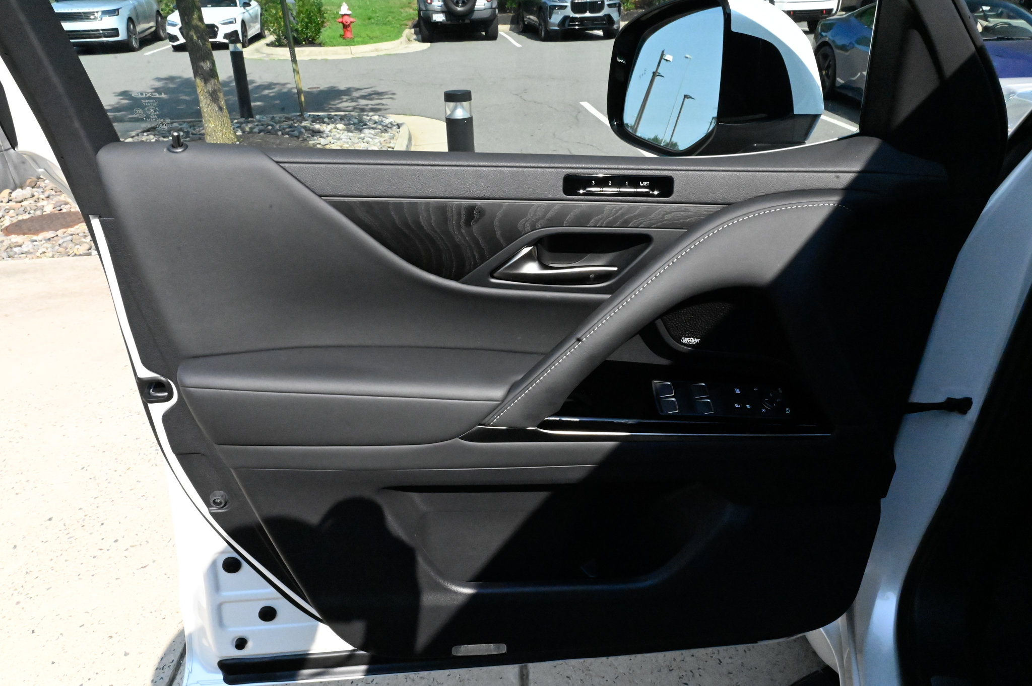 Used 2025 Lexus LX 600 4WD w/ Accessory Package (2T) image 21