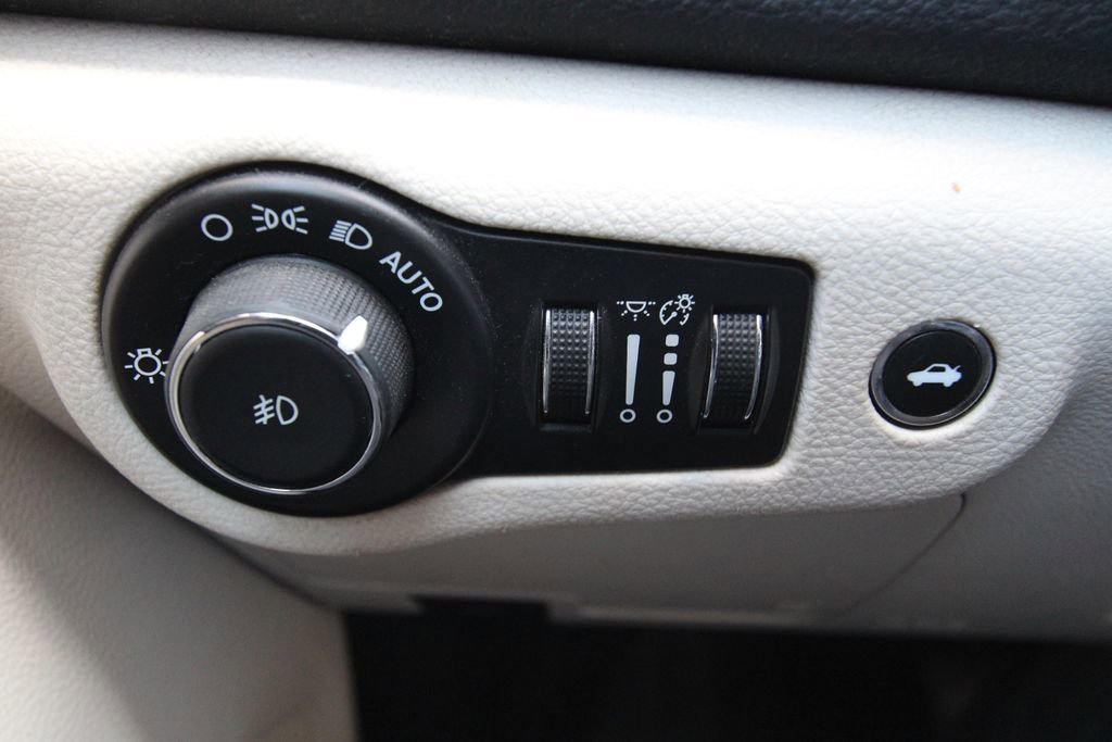 Used 2015 Chrysler 200 C w/ Navigation & Sound Group I image 23