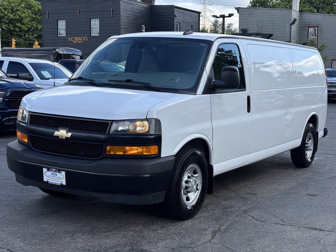 Used 2020 Chevrolet Express 3500 Extended w/ Driver Convenience Package RWD image 4
