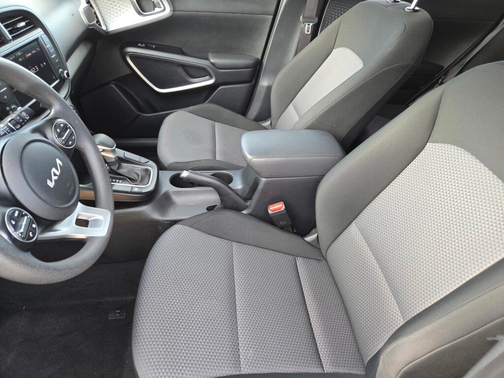 Used 2024 Kia Soul LX w/ Option Group 015 FWD image 11