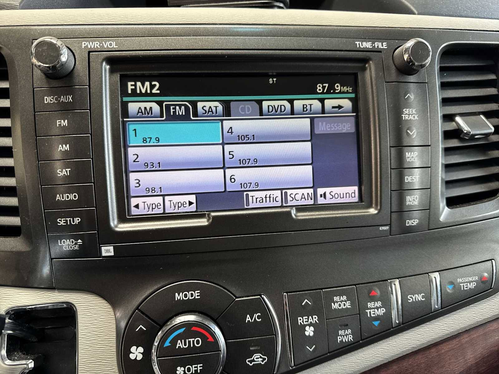 Used 2014 Toyota Sienna Limited w/ Limited Premium Package image 25