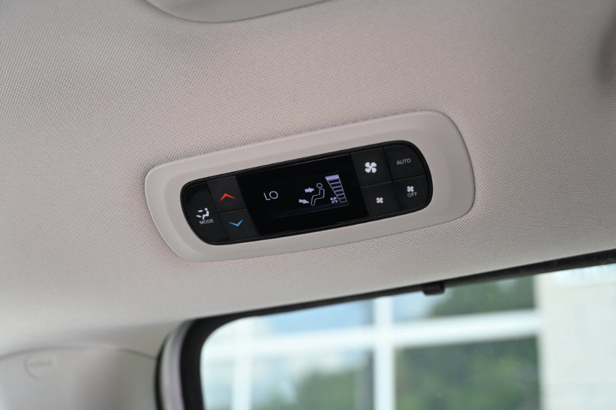 Used 2024 Chrysler Pacifica Touring-L FWD image 18