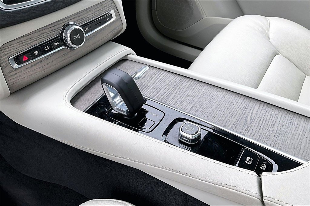 Used 2024 Volvo XC90 B5 Plus w/ Protection Package image 18