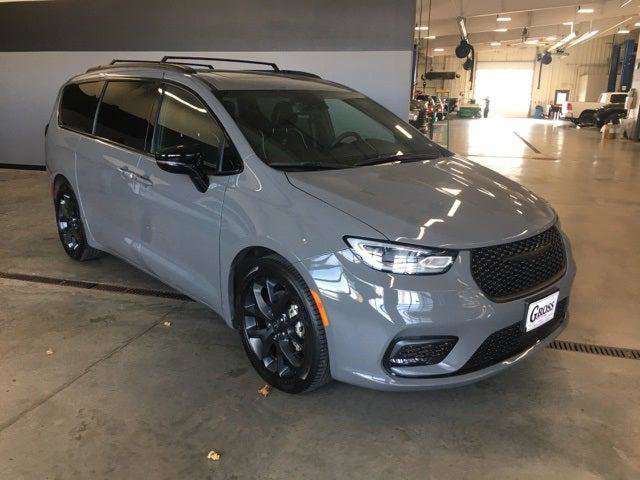 Certified 2025 Chrysler Pacifica Limited image 2