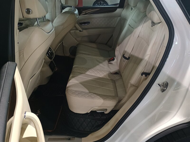Used 2020 Bentley Bentayga AWD/4WD image 30