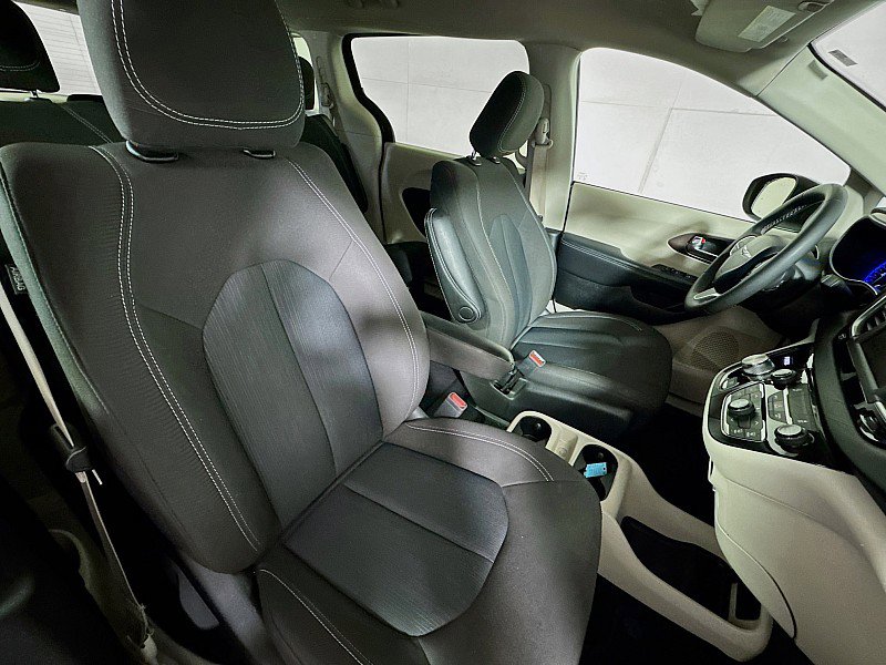 Used 2023 Chrysler Voyager LX image 28
