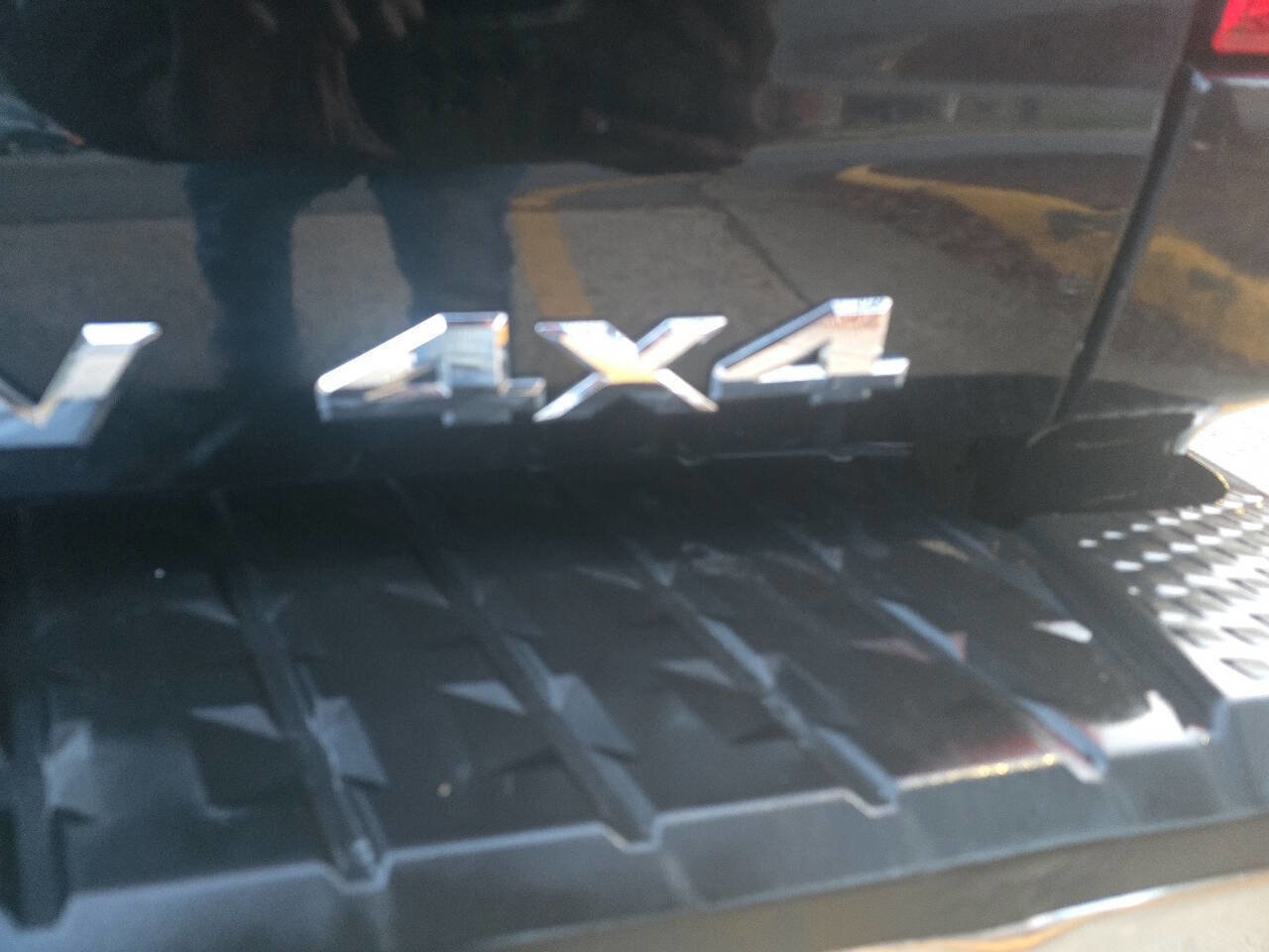 Used 2017 Nissan Titan SV image 11