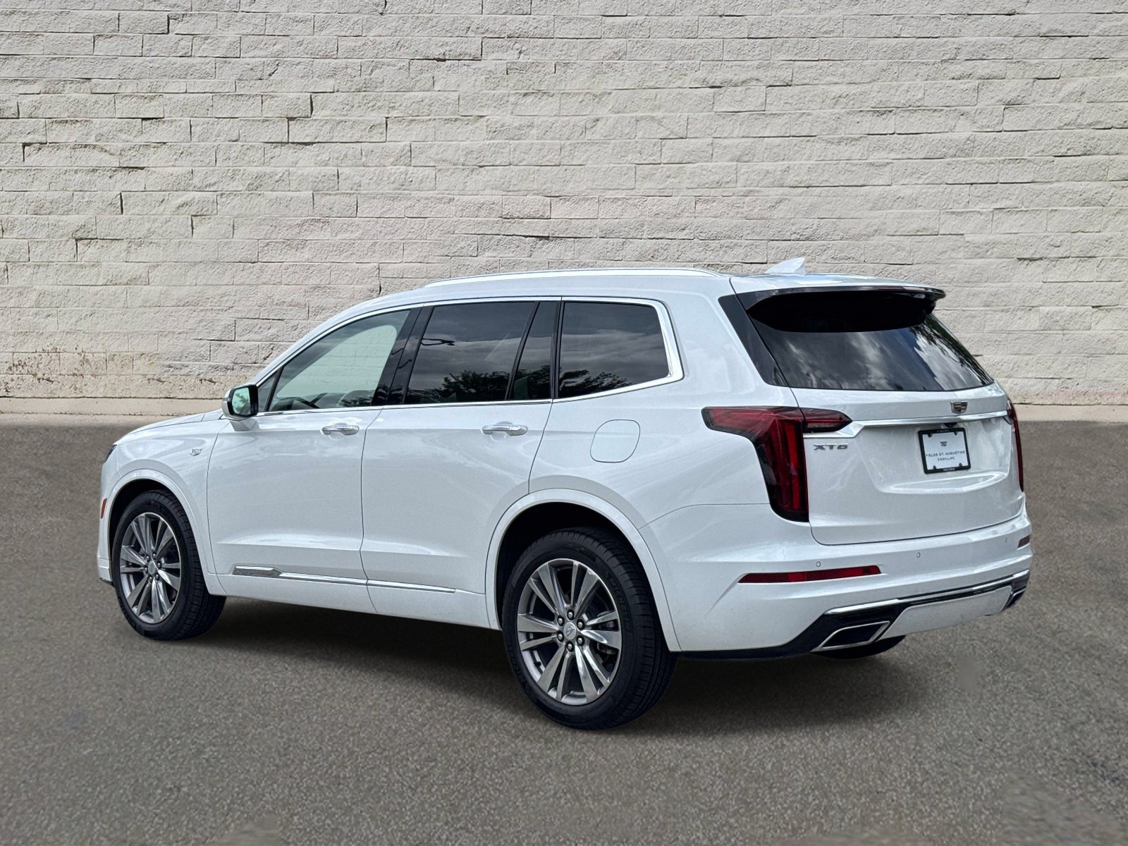 Used 2024 Cadillac XT6 Premium Luxury FWD image 3
