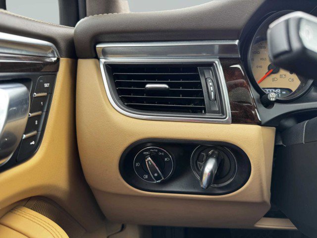 Used 2017 Porsche Macan Turbo image 22
