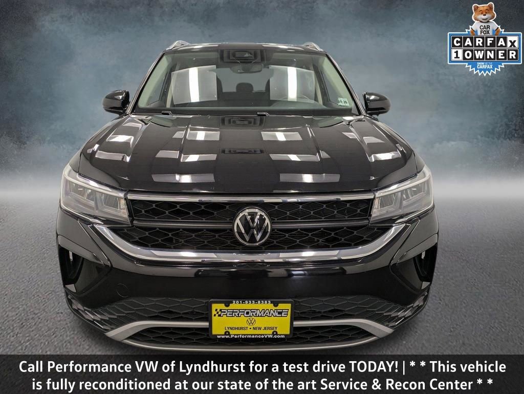 Used 2022 Volkswagen Taos SE w/ Panoramic Sunroof Package image 2