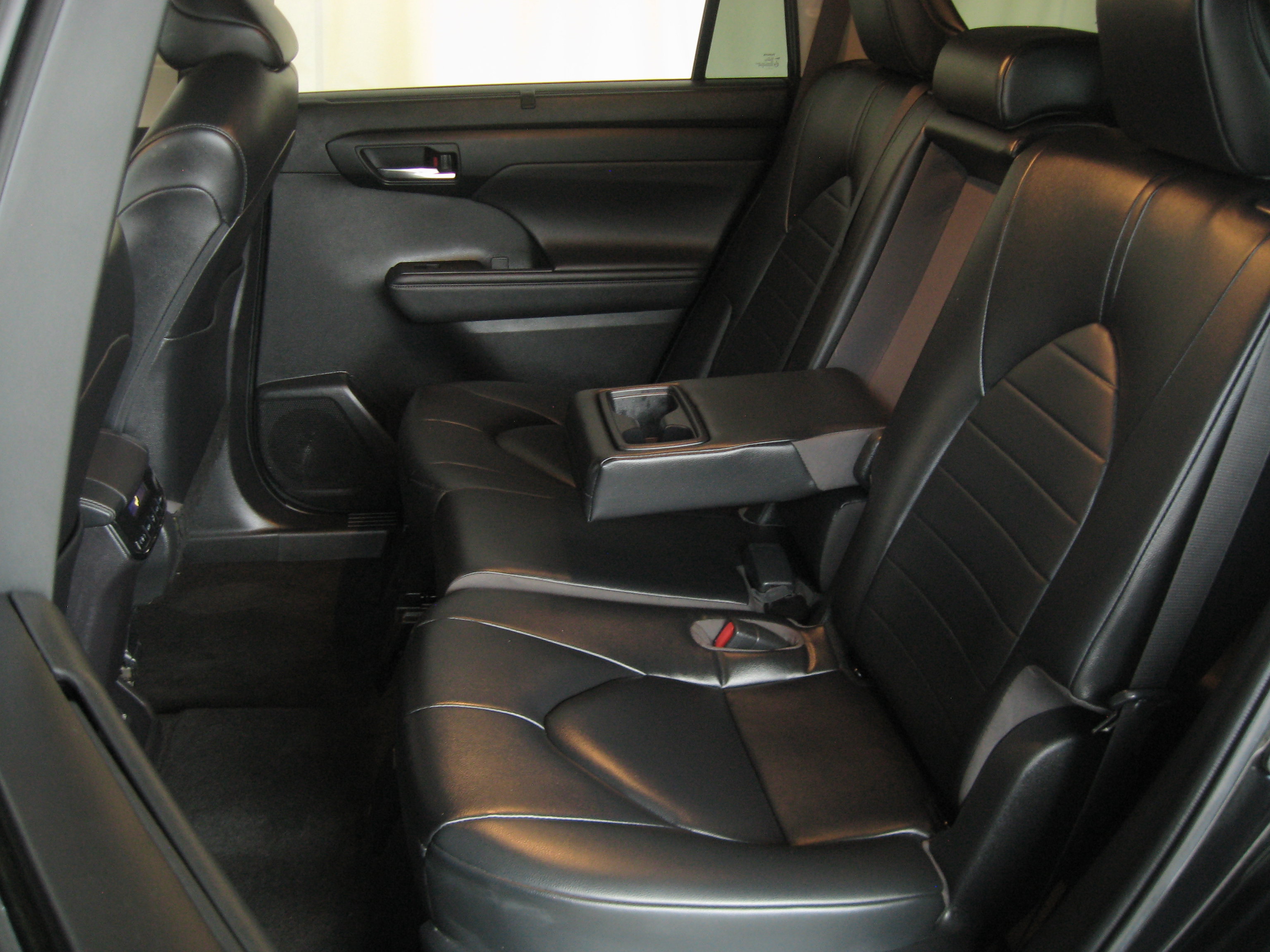 Used 2023 Toyota Highlander XLE image 9